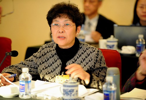 全国政协委员茅玉麟建议,为纪念北京奥运会的举办,促进全民健身运动,以立法形式将每年的8月8日(北京奥运会开幕日)设立为我国的“体育节”。 新华社记者 宋振平 摄