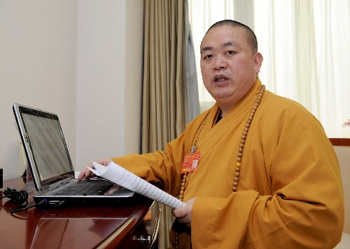 3月8日,来自河南的全国人大代表、少林寺方丈释永信在驻地上网查阅资料。他告诉记者,全球瞩目的北京奥运即将到来,少林寺将举办一系列活动:7月下旬奥运火炬传递路过少林寺,少林寺将举办隆重的欢迎仪式;在北京举行的奥运文化月期间举办少林文化展示活动;奥运会期间,为到少林寺参观学习、体验的奥运官员、运动员、外国元首等做好接待工作。 新华社记者 朱祥 摄