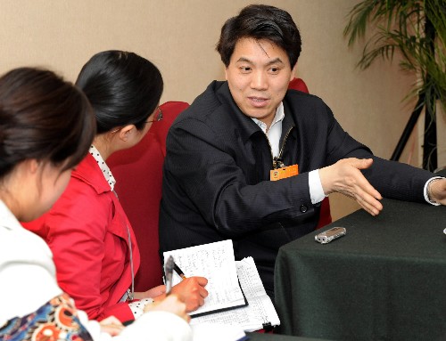 全国政协委员、中国气象局局长郑国光在接受采访时说,北京奥运会开幕式的当天晚上,能够影响开幕式的天气出现的概率不到百分之十,除非有极端的天气事件,“我们的开幕式会有一个好天气的,我希望也这样。” 新华社记者宋振平摄