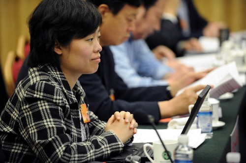 全国政协委员谢军表示,北京奥运会是个让世界了解、认识中国的舞台。相比赛事金牌,全世界可能更关注的是通过北京奥运会展现的中国人民的风貌。作为东道主,我们应当时时刻刻提醒自己要有好的风范。 新华社记者 宋振平 摄
