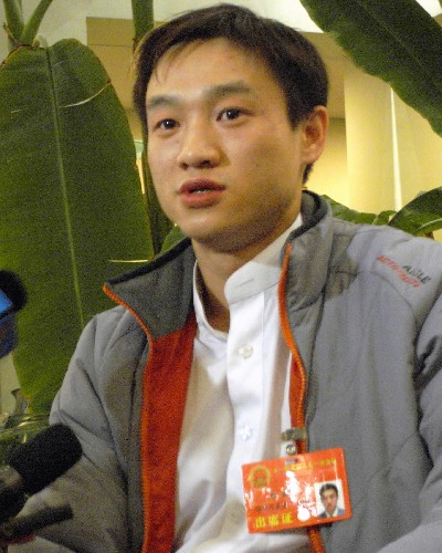 来自湖北的全国人大代表杨威在谈到即将到来的北京奥运会时说:“我一直以平常心对待我的体操事业,但作为运动员,在奥运会上拿金牌是终极目标。” 新华社记者 李柯勇 摄