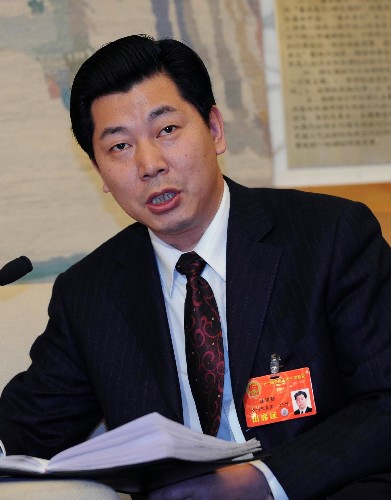 来自贵州的全国人大代表廖国勋(土家族)说,这次抗击冰雪灾害的胜利,进一步体现了社会主义制度的优越性。面对冰雪灾害,我们集合多方力量抗灾救灾,及时有效地把灾害损失减到最低程度。 新华社记者王建华摄