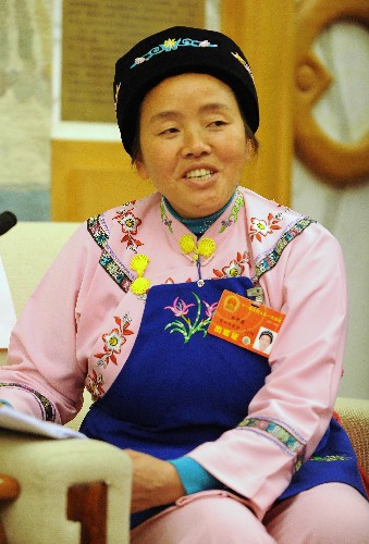 来自贵州的全国人大代表刘乔英(布依族)说,今年的雪凝确实是从来没有经历过的灾害。在关键时刻,政府送来了棉被、粮油,让农民树立了战胜灾害的信心。 新华社记者 王建华 摄
