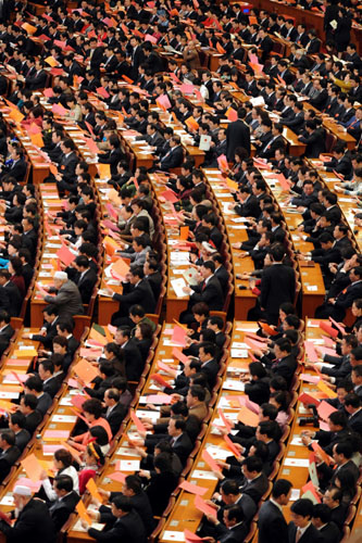 3月16日,十一届全国人大一次会议在北京人民大会堂举行第六次全体会议。决定国务院总理人选;决定中华人民共和国中央军事委员会副主席、委员人选;选举最高人民法院院长;选举最高人民检察院检察长。这是代表们在查看选票。 新华社记者杨宗友 摄