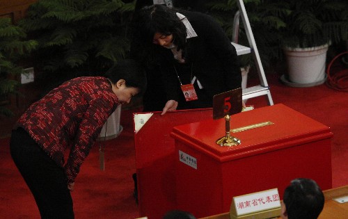 3月16日,十一届全国人大一次会议在北京人民大会堂举行第六次全体会议。决定国务院总理人选;决定中华人民共和国中央军事委员会副主席、委员人选;选举最高人民法院院长;选举最高人民检察院检察长。 这是监票人在检查票箱。 新华社记者 刘卫兵 摄