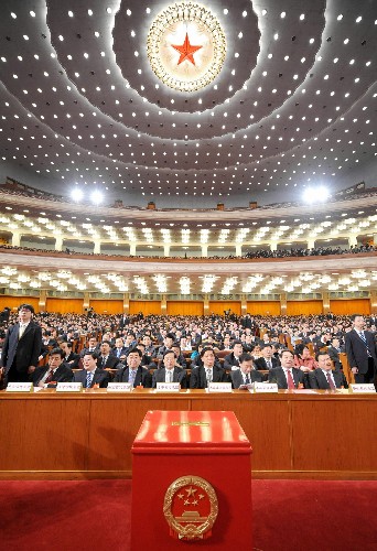 3月16日,十一届全国人大一次会议在北京人民大会堂举行第六次全体会议。决定国务院总理人选;决定中华人民共和国中央军事委员会副主席、委员人选;选举最高人民法院院长;选举最高人民检察院检察长。这是大会会场。 新华社记者高洁摄