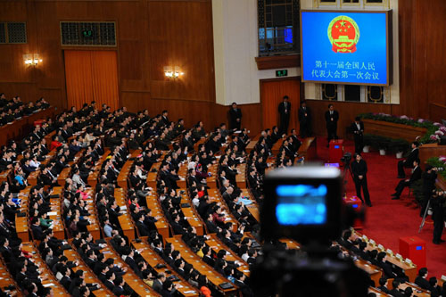 3月16日,十一届全国人大一次会议在北京人民大会堂举行第六次全体会议。决定国务院总理人选;决定中华人民共和国中央军事委员会副主席、委员人选;选举最高人民法院院长;选举最高人民检察院检察长。这是大会会场。 新华社记者李涛摄