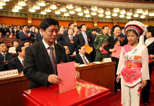 3月16日,十一届全国人大一次会议在北京人民大会堂举行第六次全体会议。决定国务院总理人选;决定中华人民共和国中央军事委员会副主席、委员人选;选举最高人民法院院长;选举最高人民检察院检察长。这是代表在投票。 新华社记者姚大伟摄