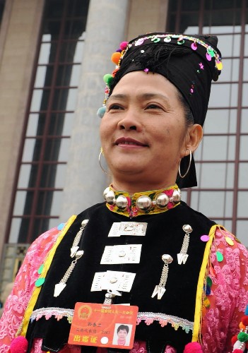 我国是一个多民族国家,各族人民共同当家作主、共商治国大计。在十一届全国人大一次会议上,411名少数民族代表占代表总数的13.76%,全国55个少数民族都有本民族的代表,他们与汉族同胞一起履行着人民代表的神圣职责。 这是来自云南的孙春兰代表(阿昌族)在北京人民大会堂前。 新华社记者 杨宗友 摄