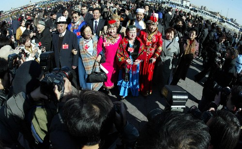 1978年,中国进入了改革开放和现代化建设的新时期,人民政协也开始了一个新的发展时期。中国的统一战线进一步扩大,发展成为由全体社会主义劳动者、社会主义事业的建设者、拥护社会主义的爱国者和拥护祖国统一的爱国者组成的最广泛的爱国统一战线,人民政协也发展成为包括以上各个方面的、由各党派团体和各族各界代表人士组成的爱国统一战线组织。中国政协的主要职能是政治协商、民主监督、参政议政。这三项主要职能是各党派团体、各族各界人士在中国政治体制中参与国是、发挥作用的重要内容和基本形式,体现了人民政协的性质和特点。改革开放30年来,人民政协围绕推进改革开放、推进现代化建设和推进祖国统一大业,积极议政建言,维护社会安定团结,加强同港澳台同胞和海外侨胞的联系,增进同各国和各国人民的相互了解和交流合作,在国家政治、经济、文化和社会生活中发挥了重要作用。 这是2003年3月3日,参加全国政协十届一次会议的少数民族委员步入会场,引来众多记者采访。 新华社发