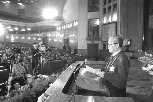 这是1990年3月24日,全国政协七届三次会议在北京人民大会堂举行第二次大会,全国政协常委、民建中央副主席、监察部副部长冯梯云在大会上介绍行政监察机关开展反腐败斗争、加强廉政建设的情况。 新华社发