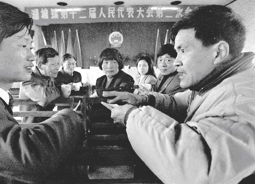 这是1997年4月,浙江省绍兴市政协委员胡世庆(右一)在列席家乡湖塘镇人大会议时呼吁大力加强农村精神文明建设。 新华社发