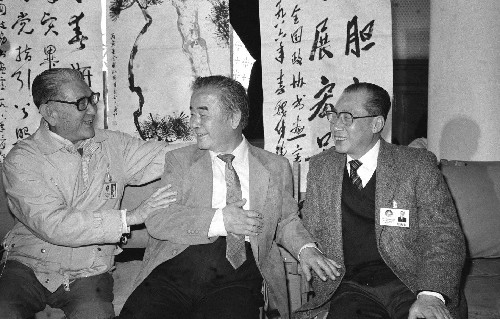 这是1986年3月30日,来自香港的全国政协委员陈复礼(右)和著名画家黄胄(中)、著名电影导演谢添在全国政协书画室举办的书画联谊会上亲切交谈。 新华社发