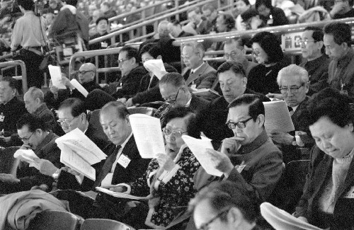 这是1987年4月,来自港澳地区的全国政协委员听取国务委员兼外交部长吴学谦作中葡关于澳门问题联合声明草签文本的报告。 新华社发