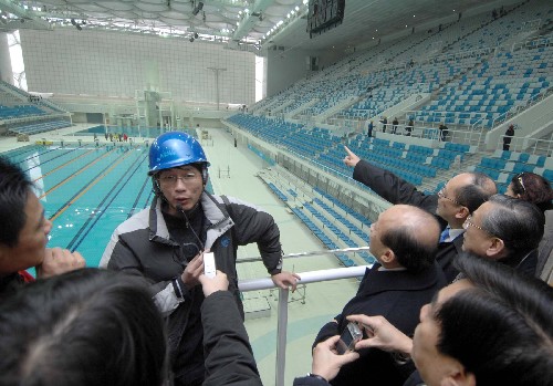 这是2008年1月23日,国家游泳中心总经理赵志雄向参加北京市政协十一届一次会议的港澳委员们介绍国家游泳中心――“水立方”的特点。 新华社发