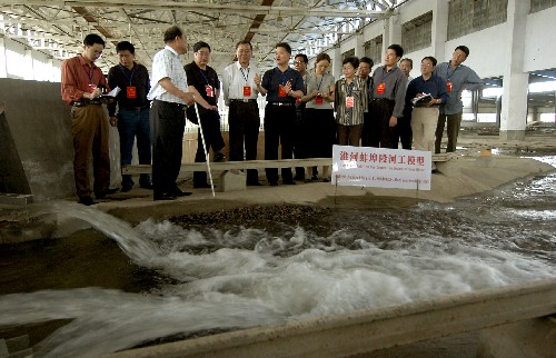 这是2005年5月15日,安徽省蚌埠市政协委员在淮河水利工程实验室观看水利工程模型实验,为淮河综合治理献计献策。 新华社发