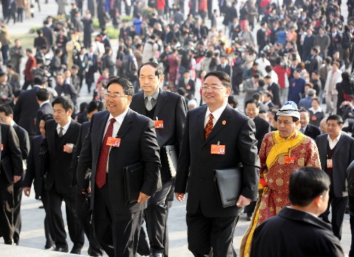 3月5日,代表们走向人民大会堂。 新华社记者 王建民 摄