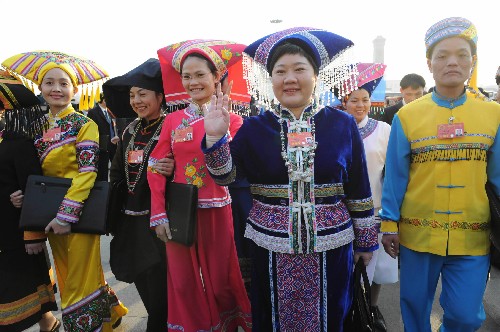 3月5日,几位少数民族代表走向人民大会堂。 新华社记者 朱祥 摄