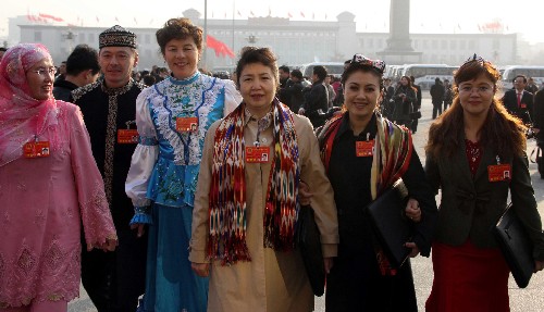 3月5日, 代表们走向人民大会堂。3月5日,第十一届全国人民代表大会第一次会议在北京人民大会堂开幕。 新华社记者 王建民 摄