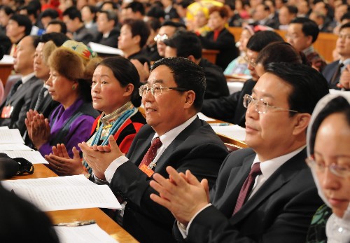 3月5日,第十一届全国人民代表大会第一次会议在北京人民大会堂开幕。这是代表在热烈鼓掌。 新华社记者李学仁 摄