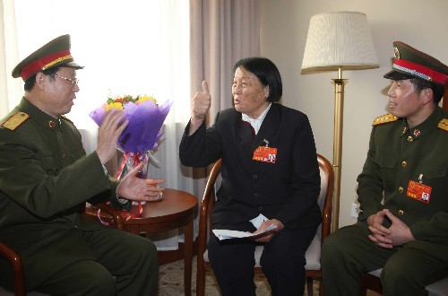 全国人大代表申纪兰(中)与解放军全国人大代表李国辉、赵晓明交谈时说,没有国防就没有国家安全,各级政府和全体人民都要有国防意识,支持国防和军队建设。 新华社记者 王建民 摄