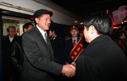 2月28日,全国政协委员林炎志第一个走下列车。 当日6时,来自吉林省的全国政协委员乘坐Z62次列车抵达北京火车站,成为首批抵京参加全国政协十一届一次会议的京外委员。 新华社记者 庞兴雷 摄