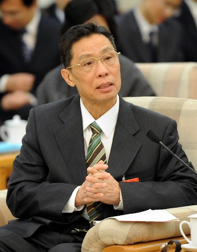 来自广东的全国人大代表钟南山认为,政府推进医药卫生体制改革,当前最紧迫的任务有两点,一是完善公共卫生体系建设,确保其公益性,另外就是加大对基层社区和乡镇医疗卫生机构的资金支持,通过人才培养和设备支持提高这些机构的医疗服务水平,使其成为基层群众的看病首选。新华社记者 李学仁 摄