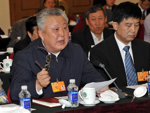 全国政协委员冯世良(左)建议取消专家门诊,恢复会诊制度,即一个病人来看病时,可先由分诊护士分流进入各个诊室,如果出现一般门诊医生解决不了的疑难杂症可使用门诊会诊制度,这样可以更好地发挥专家的作用。 新华社记者 宋振平 摄