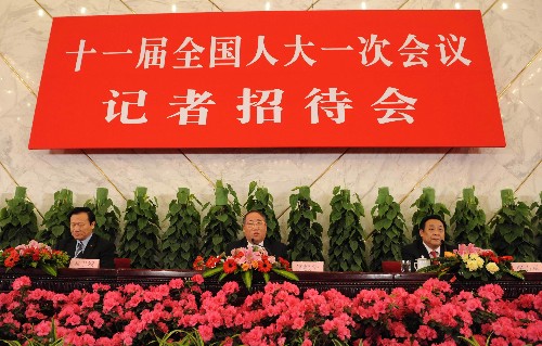 3月11日,十一届全国人大一次会议在北京人民大会堂举行记者招待会,国家发展和改革委员会副主任解振华、国家环境保护总局副局长张力军,就环境资源和节能减排问题答记者问。 新华社记者 杨宗友 摄
