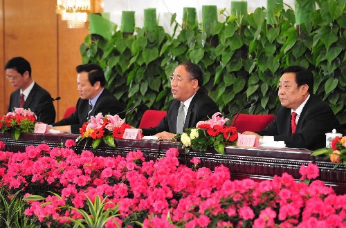 3月11日,十一届全国人大一次会议在北京人民大会堂举行记者招待会,国家发展和改革委员会副主任解振华(右二)、国家环境保护总局副局长张力军(右一),就环境资源和节能减排问题答记者问。 新华社记者 刘泉龙 摄