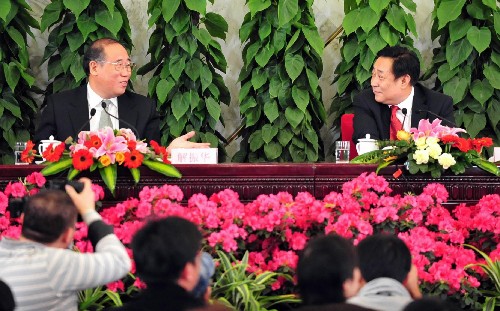 3月11日,十一届全国人大一次会议在北京人民大会堂举行记者招待会,国家发展和改革委员会副主任解振华(左)、国家环境保护总局副局长张力军(右),就环境资源和节能减排问题答记者问。 新华社记者 刘泉龙 摄