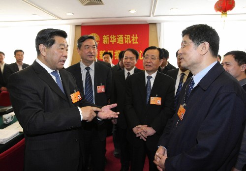 3月9日,中共中央政治局常委、全国政协十一届一次会议主席团会议主持人贾庆林看望正在北京人民大会堂进行两会新闻报道的中央主要新闻单位的新闻工作者。这是贾庆林在新华社两会新闻报道中心看望新华社采编人员。 新华社记者 庞兴雷 摄