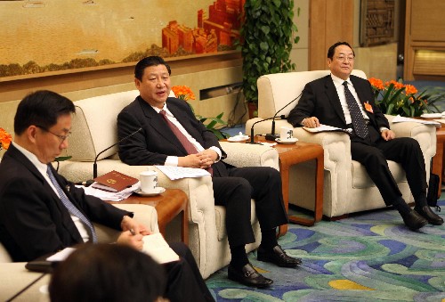 3月5日,中共中央政治局常委、中央书记处书记习近平参加十一届全国人大一次会议上海代表团的审议。
