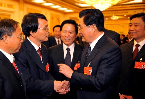 胡锦涛参加江苏代表团审议 3月5日,中共中央总书记、国家主席、中央军委主席胡锦涛参加十一届全国人大一次会议江苏代表团的审议。这是胡锦涛同代表们亲切交谈。 新华社记者樊如钧摄