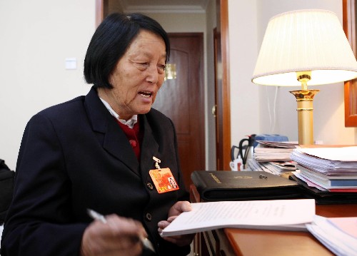 我国是一个多民族国家,各族人民共同当家作主、共商治国大计。在十一届全国人大一次会议上,411名少数民族代表占代表总数的13.76%,全国55个少数民族都有本民族的代表,他们与汉族同胞一起履行着人民代表的神圣职责。 这是来自山西的全国人大代表申纪兰(汉族)在整理自己将提出的建议。 新华社记者刘卫兵摄