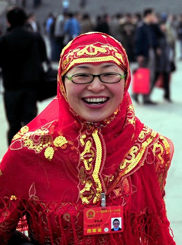 我国是一个多民族国家,各族人民共同当家作主、共商治国大计。在十一届全国人大一次会议上,411名少数民族代表占代表总数的13.76%,全国55个少数民族都有本民族的代表,他们与汉族同胞一起履行着人民代表的神圣职责。 这是来自甘肃的全国人大代表毕红珍(回族)在北京人民大会堂前。 新华社记者刘泉龙摄