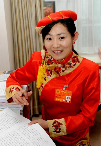 我国是一个多民族国家,各族人民共同当家作主、共商治国大计。在十一届全国人大一次会议上,411名少数民族代表占代表总数的13.76%,全国55个少数民族都有本民族的代表,他们与汉族同胞一起履行着人民代表的神圣职责。 这是来自甘肃的全国人大代表马含岚(东乡族)。 新华社记者朱祥摄