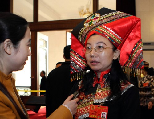 我国是一个多民族国家,各族人民共同当家作主、共商治国大计。在十一届全国人大一次会议上,411名少数民族代表占代表总数的13.76%,全国55个少数民族都有本民族的代表,他们与汉族同胞一起履行着人民代表的神圣职责。 这是来自广西的全国人大代表覃建宁(壮族)在北京人民大会堂接受记者采访。 新华社记者刘卫兵摄