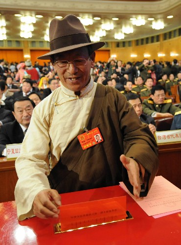 我国是一个多民族国家,各族人民共同当家作主、共商治国大计。在十一届全国人大一次会议上,411名少数民族代表占代表总数的13.76%,全国55个少数民族都有本民族的代表,他们与汉族同胞一起履行着人民代表的神圣职责。 这是来自西藏的全国人大代表新杂·单增曲扎(藏族)在十一届全国人大一次会议第五次全体会议上投票。 新华社记者马占成摄