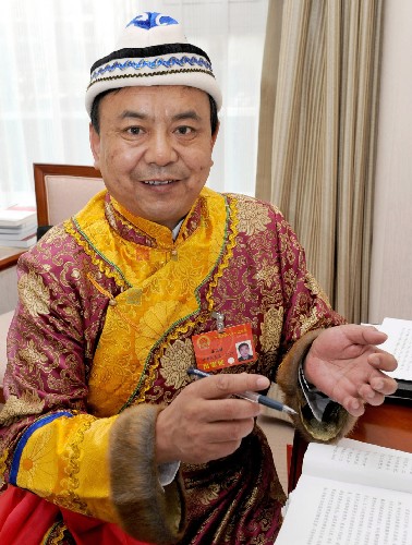 我国是一个多民族国家,各族人民共同当家作主、共商治国大计。在十一届全国人大一次会议上,411名少数民族代表占代表总数的13.76%,全国55个少数民族都有本民族的代表,他们与汉族同胞一起履行着人民代表的神圣职责。 这是来自甘肃的全国人大代表安国锋(裕固族)在驻地修改即将提交的建议。 新华社记者朱祥摄