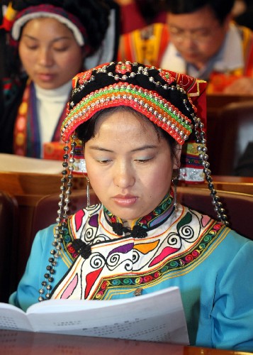 我国是一个多民族国家,各族人民共同当家作主、共商治国大计。在十一届全国人大一次会议上,411名少数民族代表占代表总数的13.76%,全国55个少数民族都有本民族的代表,他们与汉族同胞一起履行着人民代表的神圣职责。 这是来自贵州的全国人大代表陈萍(彝族)在十一届全国人大一次会议开幕会上。 新华社记者王建民摄