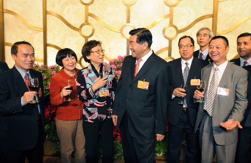 3月13日,全国政协办公厅、中共中央统战部在北京钓鱼台国宾馆举行招待会,招待参加全国政协十一届一次会议的港澳地区全国政协委员。中共中央政治局常委、全国政协主席贾庆林出席并致辞。 新华社记者黄敬文摄