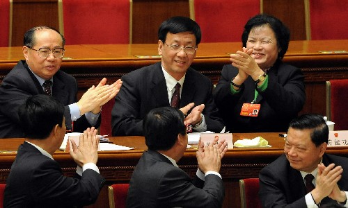 3月16日,十一届全国人大一次会议在北京人民大会堂举行第六次全体会议。决定国务院总理人选;决定中华人民共和国中央军事委员会副主席、委员人选;选举最高人民法院院长;选举最高人民检察院检察长。曹建明(后排中)当选为最高人民检察院检察长。 新华社记者王建华摄