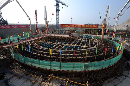 12月16日,第一罐混凝土浇入阳江核电站1号机组工地。当日,我国迄今一次核准建设容量最大的核电项目——阳江核电站正式开工。阳江核电站位于广东阳江市阳东县东平镇,由广东核电集团建设,总投资近700亿元人民币,采用中国自主品牌改进型压水堆(CPR1000)核电技术,进行标准化、批量化建设。阳江核电站建成后,每年上网电量可达450亿千瓦时,每年可减少二氧化碳排放3600万吨,节约煤炭1600万吨。 新华社记者 刘大伟 摄