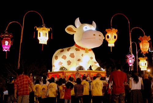1月23日,在马来西亚佛光山东禅寺举行的2009年新春平安灯会暨花艺展上,人们聚集在“福牛”灯周围。随着华人传统节日春节的临近,居住在海外的华人华侨和外国友人纷纷举办各种形式的活动,喜迎新春。新华社发(张纹综 摄)