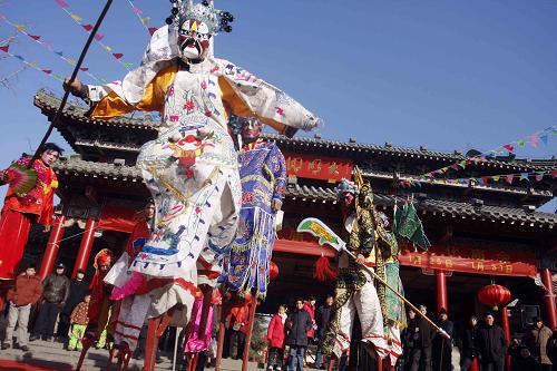 1月25日,高跷演员在济南市第十四届明湖春节文化庙会上进行民俗表演。 新华社发