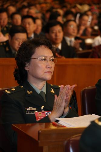 3月5日,全国人大代表李小鹰在十一届全国人大二次会议开幕会上。在十一届全国人大二次会议和全国政协十一届二次会议上,女代表女委员以她们的智慧和细腻认真地履行职责、参政议政,用热忱和真诚回报人民对她们的信任和厚爱,展现了女性独特的风采。 新华社记者 王建民 摄