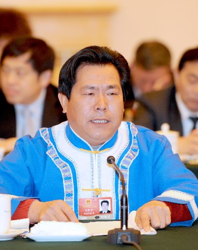 全国人大代表、湖南省慈利县零溪镇象鼻嘴村村委会主任向平华(土家族)说,要加强农村精神文明和物质文明建设,为农民增收创造条件。要充分利用返乡农民工带回来的新思想、新思路,让他们为建设家乡作出更大贡献。新华社记者 马占成 摄