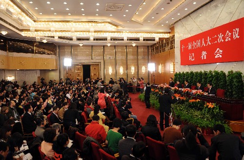 3月6日,十一届全国人大二次会议举行记者会,国家发展和改革委员会主任张平、财政部部长谢旭人、中国人民银行行长周小川就应对国际金融危机、保持经济平稳较快发展答记者问。 新华社记者 饶爱民 摄