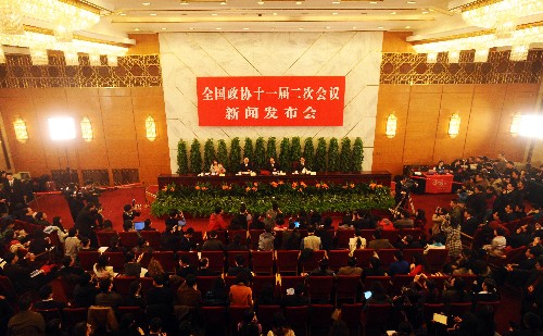 3月2日,全国政协十一届二次会议新闻发布会在北京人民大会堂举行。大会发言人赵启正介绍会议有关情况并回答中外记者提问。 新华社记者李涛摄
